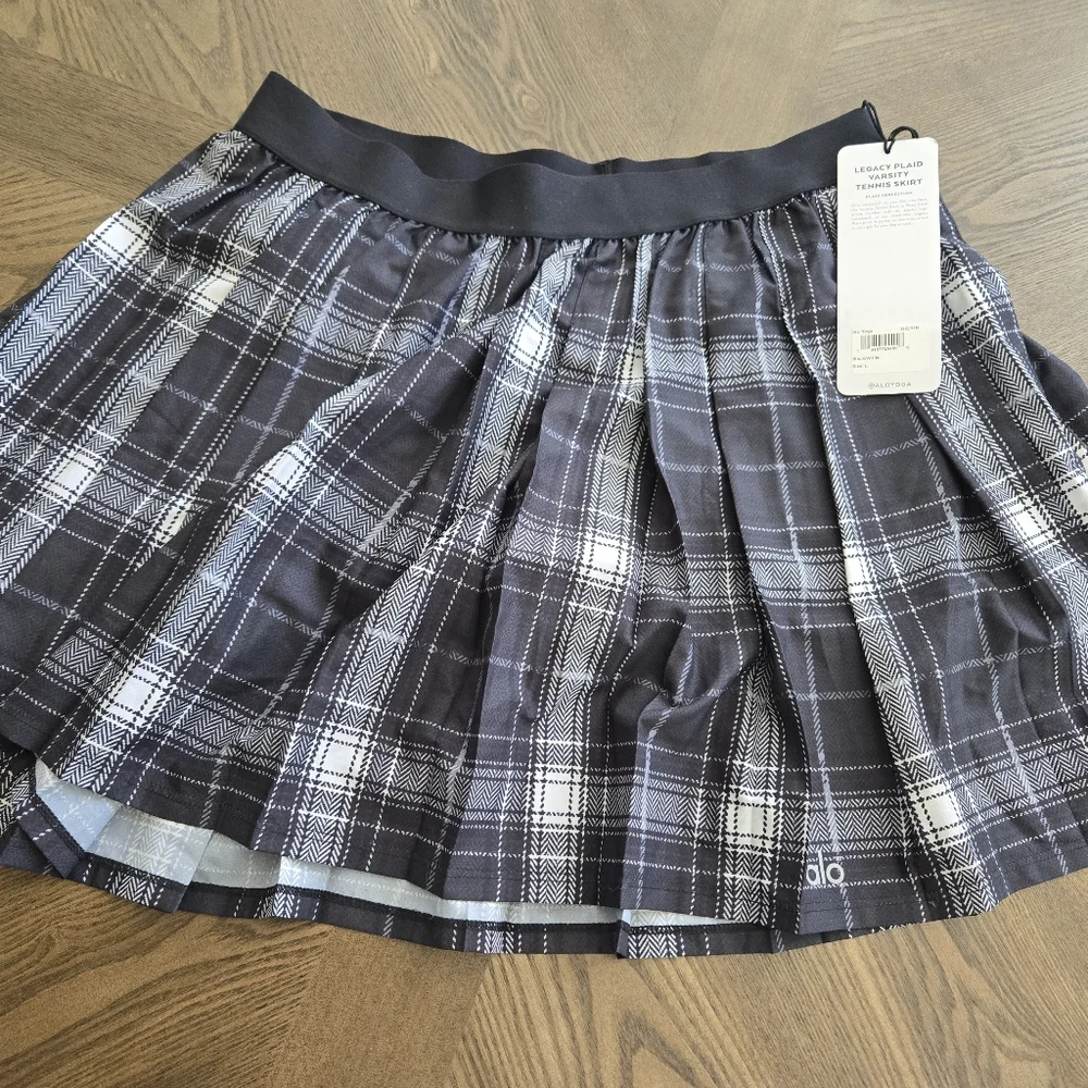 NWT Alo Yoga Legacy Plaid Varsity Skirt in Black and White sz LARGE